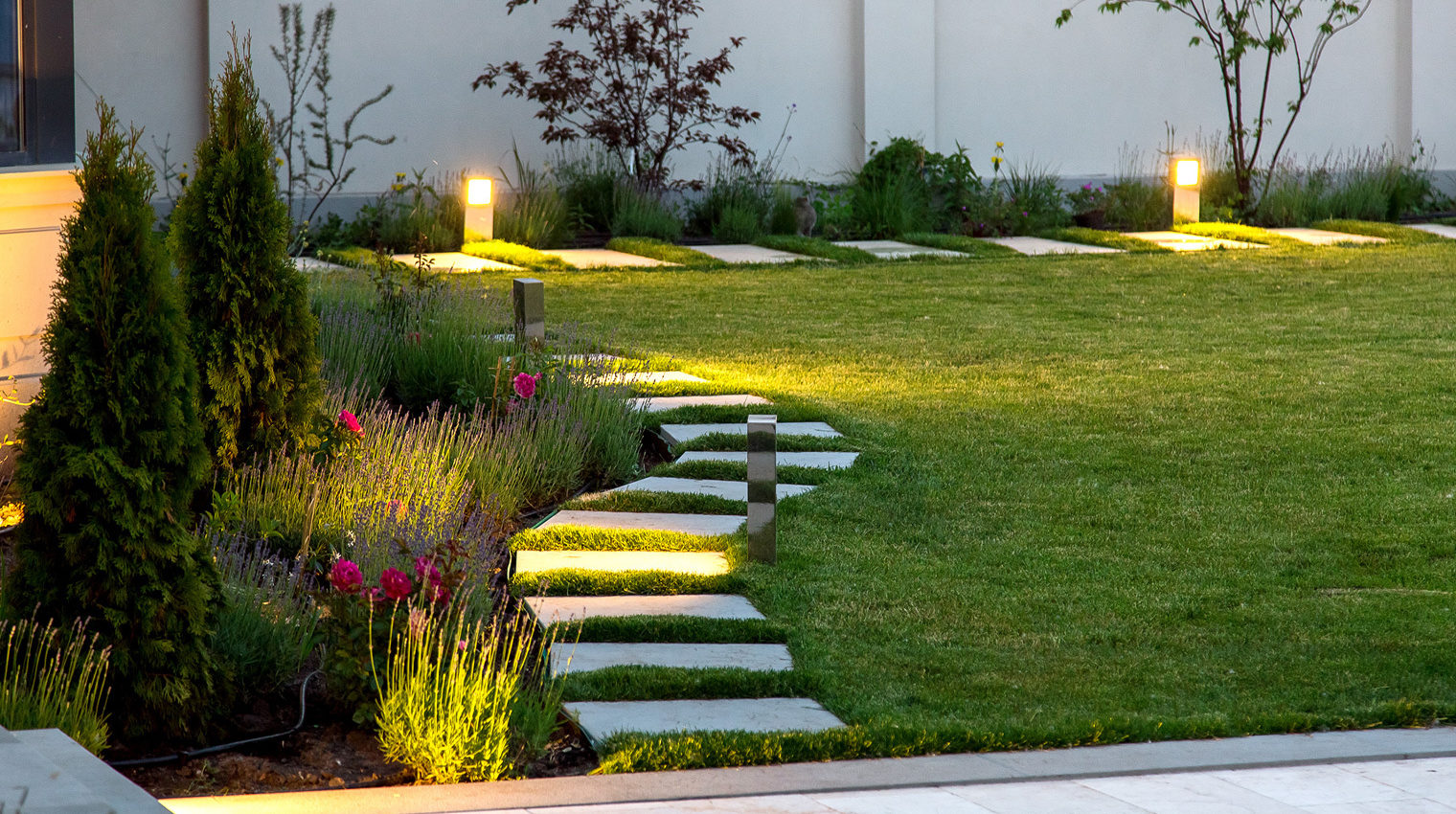 Gartenbeleuchtung am Wegrand